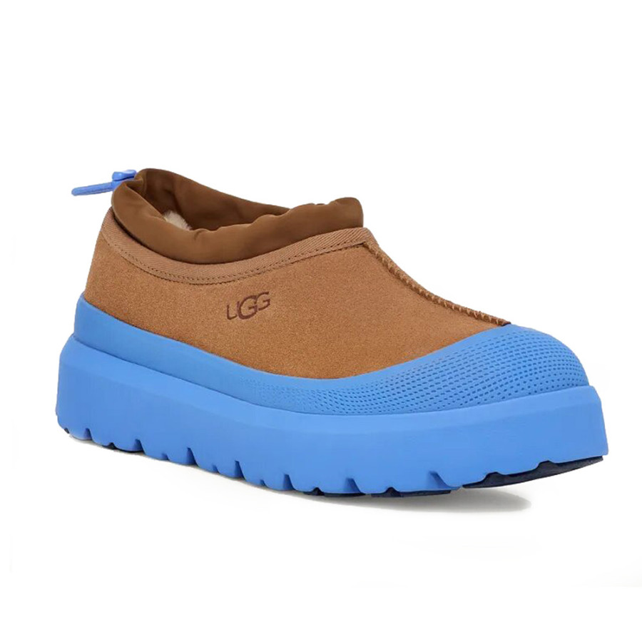 Непромокаемые ботинки UGG Tasman Hybrid коричневого цвета на ярко-синей подошве